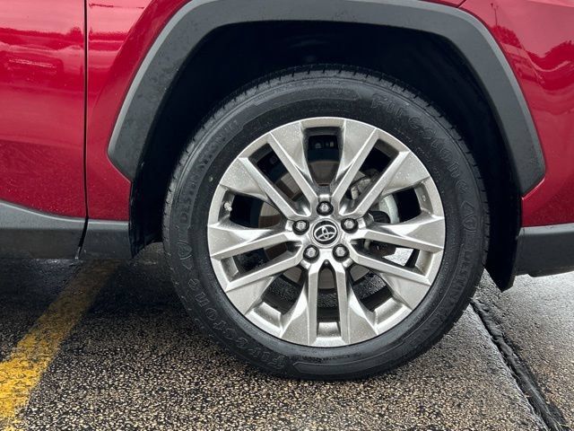 Used 2019 Toyota RAV4 XLE Premium w/ Cold Weather Package AWD/4WD image 16