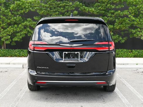 Used 2024 Chrysler Pacifica Touring-L FWD image 5