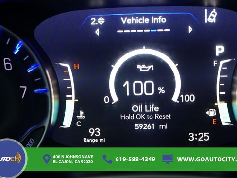 Used 2023 Chrysler Pacifica Touring-L FWD image 3