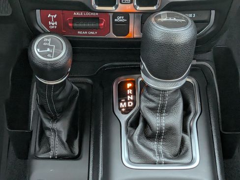Used 2025 Jeep Gladiator Mojave AWD/4WD image 20