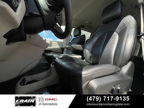 Used 2024 Chrysler Pacifica Touring-L FWD image 24