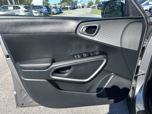 Used 2024 Kia Soul LX w/ Option Group 015 FWD image 17