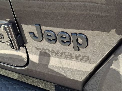 Used 2020 Jeep Wrangler Unlimited Sahara AWD/4WD image 15