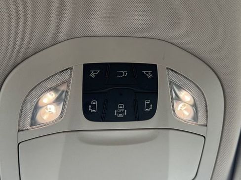Used 2023 Chrysler Voyager LX FWD image 12