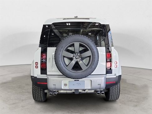 New 2024 Land Rover Defender 110 SE image 4