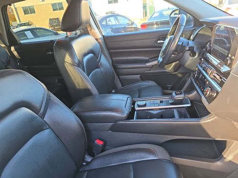 Used 2022 Nissan Pathfinder SL w/ SL Black Package image 10