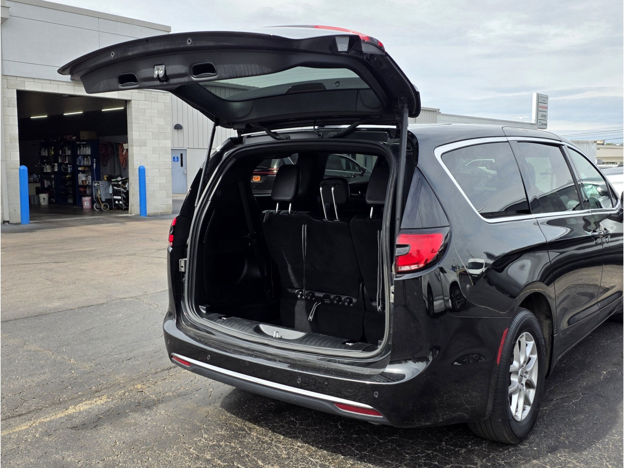 Used 2025 Chrysler Pacifica Select FWD image 4