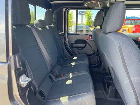 Used 2024 Jeep Gladiator Sport AWD/4WD image 23