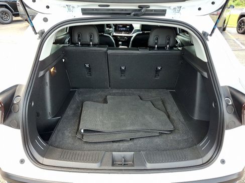 Used 2025 Chevrolet Trax LT FWD image 28