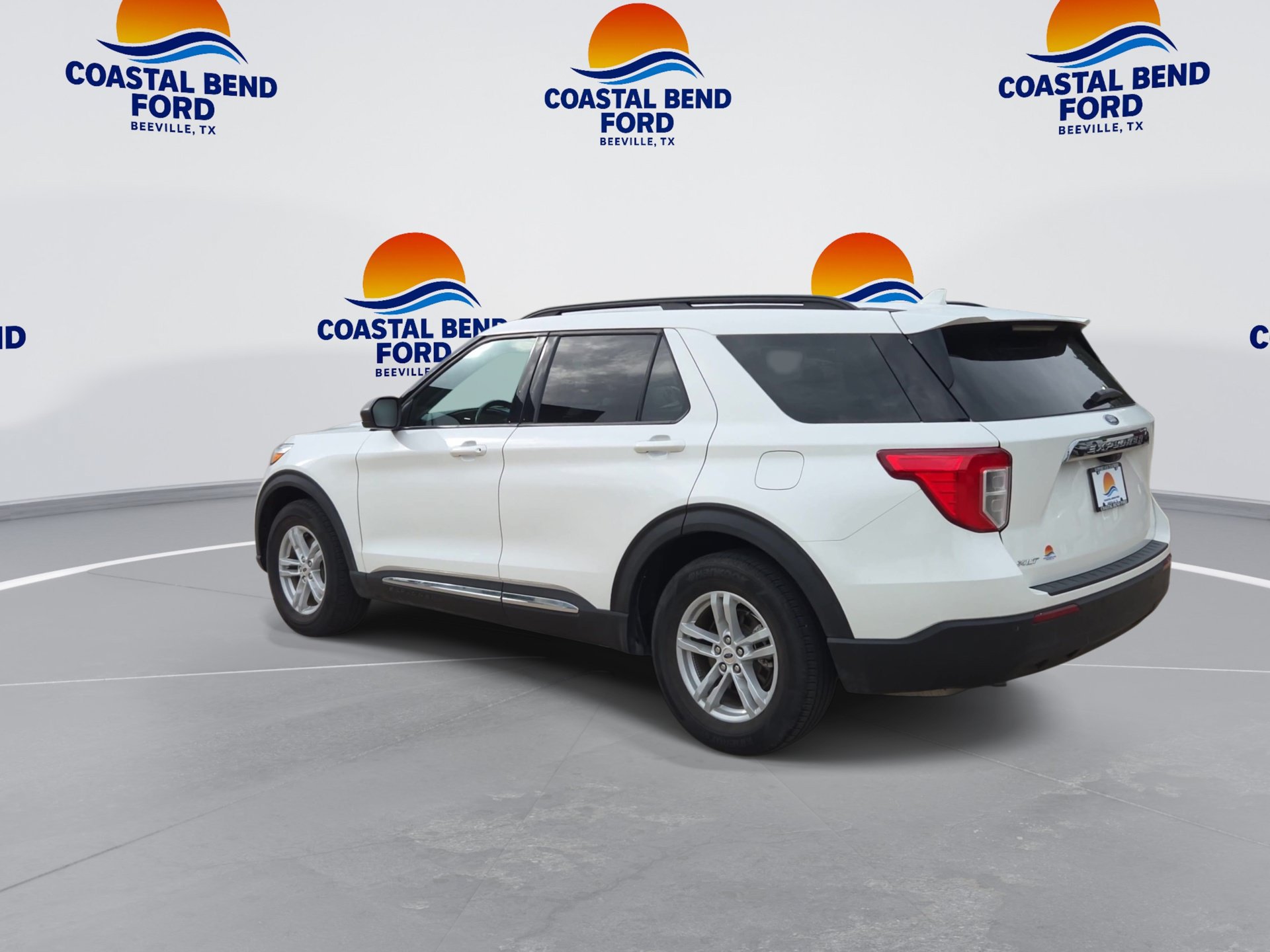 Used 2024 Ford Explorer XLT RWD image 6