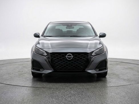 Used 2025 Nissan Altima 2.5 SV FWD image 2