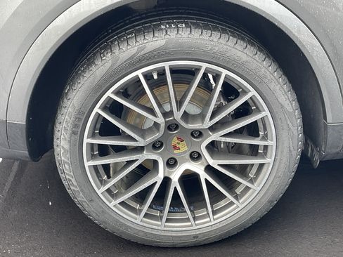 Used 2023 Porsche Cayenne AWD/4WD image 38