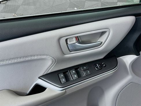 Used 2017 Toyota Camry XLE image 17