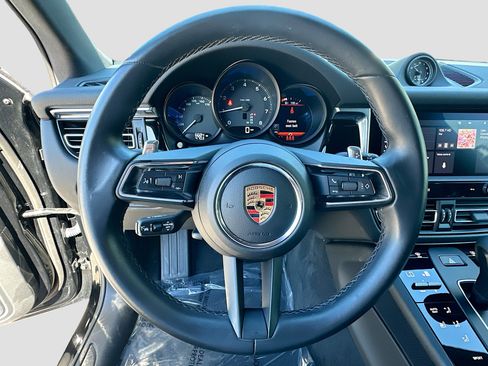 Used 2024 Porsche Macan image 11