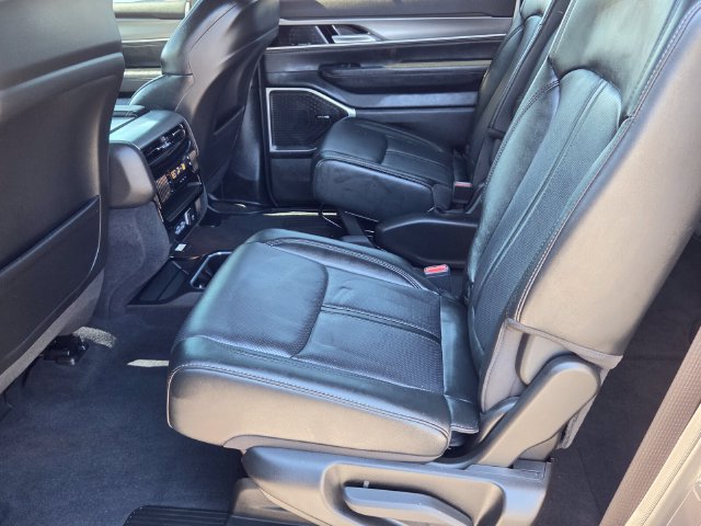 Used 2025 Jeep Wagoneer Series II w/ Convenience Group I AWD/4WD image 14