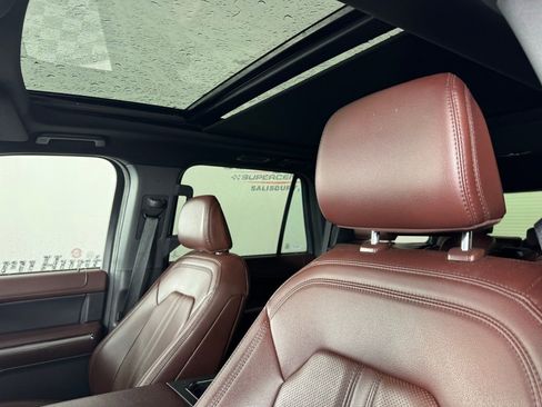 Used 2024 Ford Expedition Limited image 3