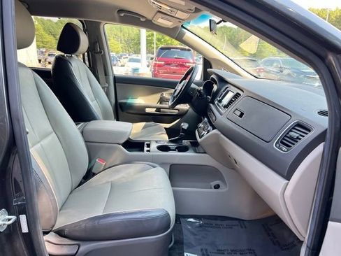 Used 2017 Kia Sedona LX w/ LX Essentials Premium Package FWD image 17
