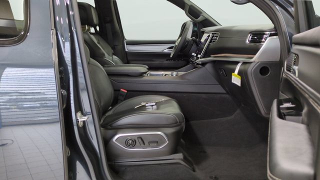Used 2025 Jeep Wagoneer 4WD w/ Premium Group I image 12