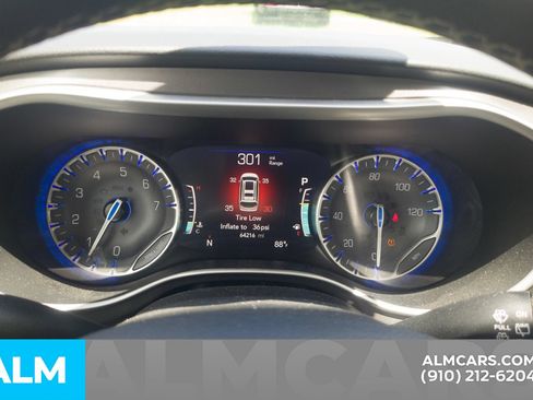 Used 2024 Chrysler Pacifica Touring-L FWD image 12