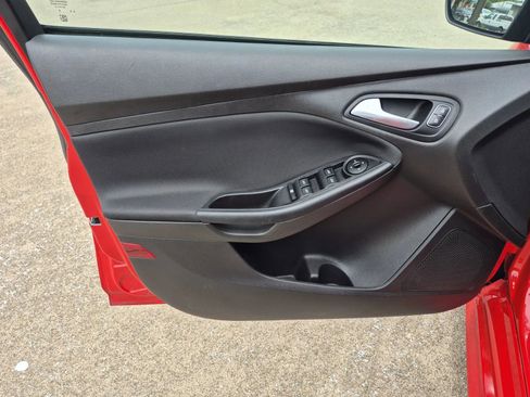 Used 2016 Ford Focus SE w/ SE Sport Package FWD image 10
