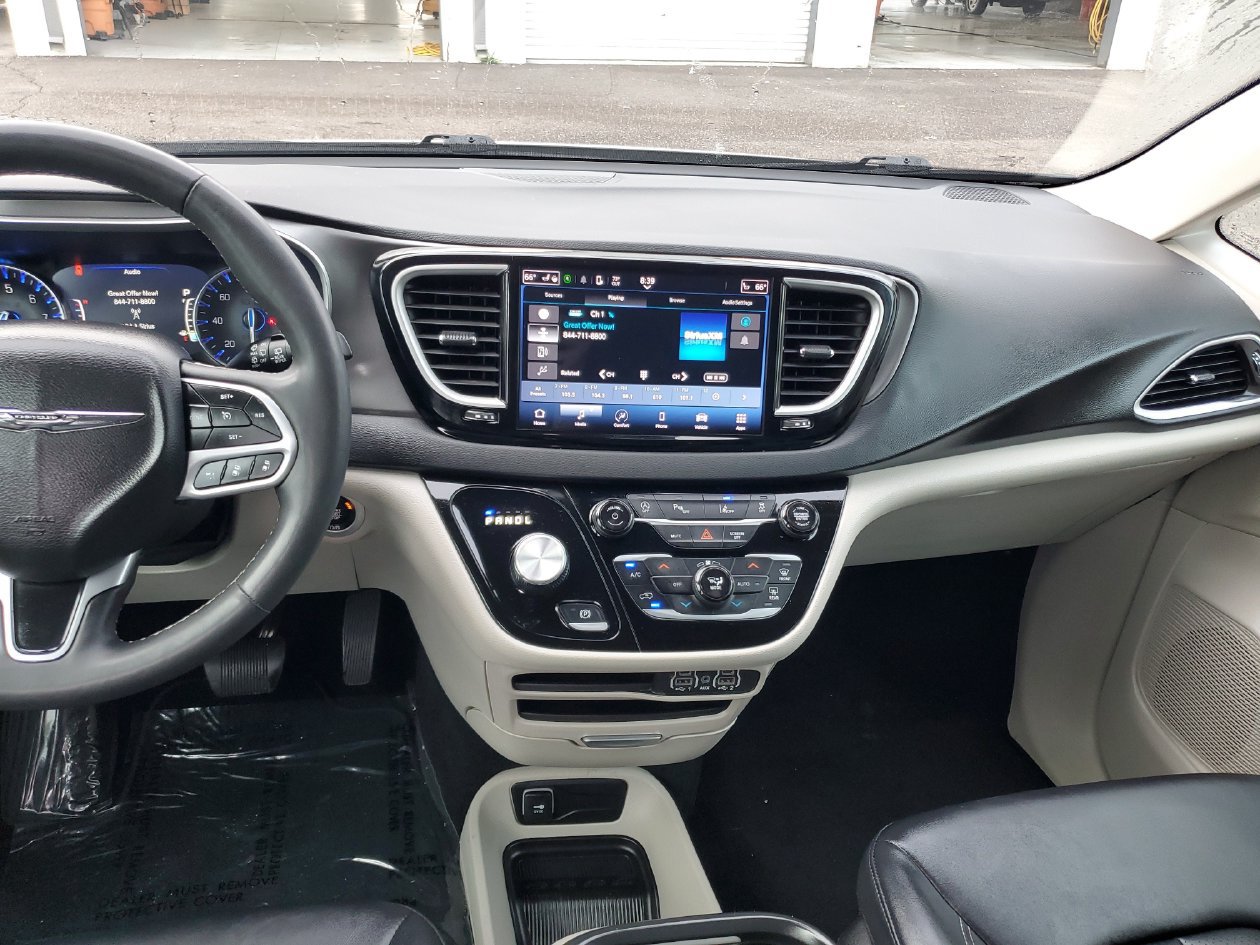 Used 2024 Chrysler Pacifica Touring-L FWD image 12