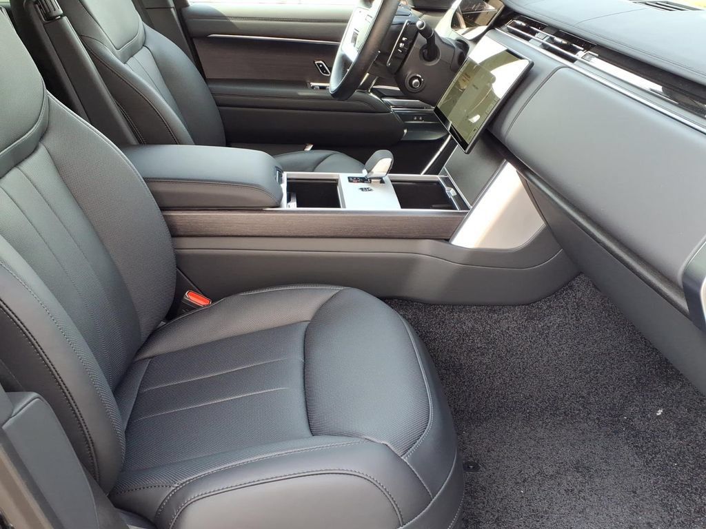New 2026 Land Rover Range Rover Long Wheelbase SE AWD/4WD image 7