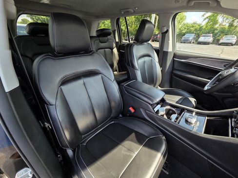 Used 2023 Jeep Grand Cherokee Limited AWD/4WD image 2