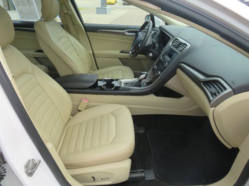 Used 2014 Ford Fusion SE w/ Equipment Group 202A FWD image 11