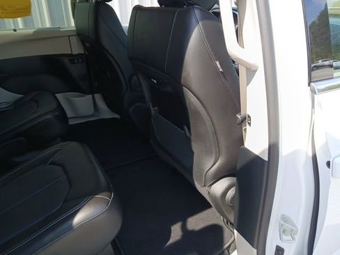 Used 2024 Chrysler Pacifica Touring-L FWD image 19
