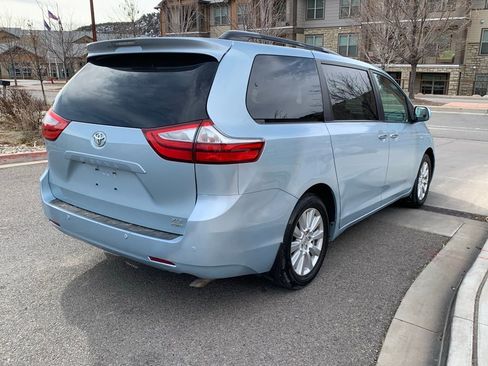 Used 2017 Toyota Sienna XLE Premium image 11