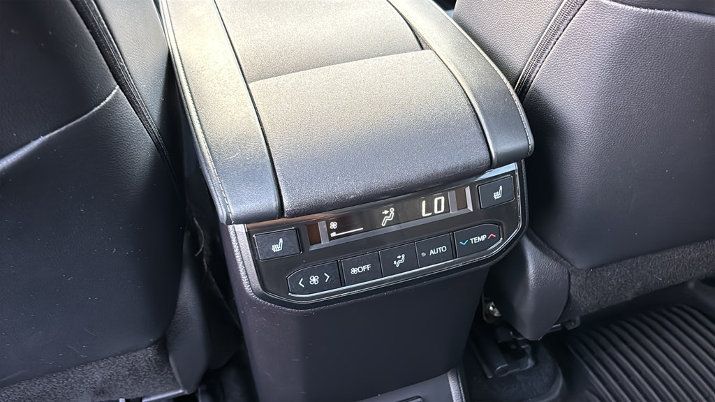 Used 2024 Toyota Highlander Platinum AWD/4WD image 10