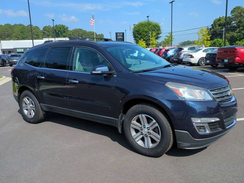 Used 2015 Chevrolet Traverse LT FWD image 2