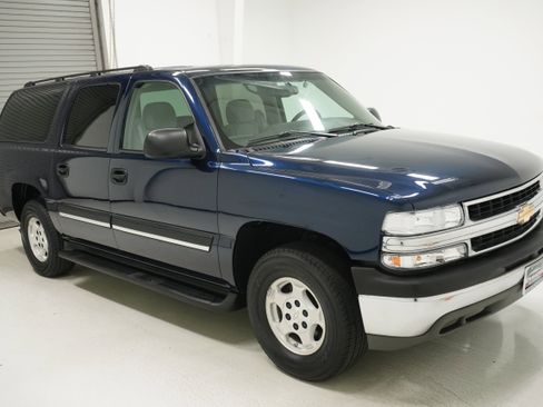 Used 2004 Chevrolet Suburban LS image 3