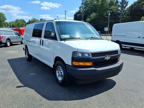 Used 2018 Chevrolet Express 3500 Extended w/ Driver Convenience Package RWD image 3