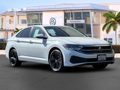 Used 2024 Volkswagen Jetta SE w/ Black Wheel Package FWD image 2