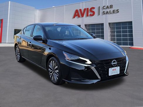 Used 2025 Nissan Altima 2.5 SV FWD image 3