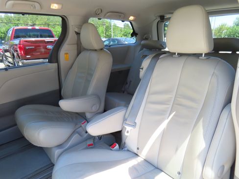 Used 2014 Toyota Sienna XLE FWD image 33