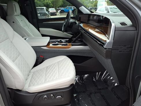 Certified 2026 Cadillac Escalade Platinum Sport w/ LPO, ONYX Package AWD/4WD image 9
