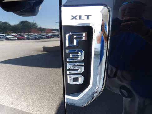 Used 2022 Ford F350 XLT w/ XLT Premium Package AWD/4WD image 17