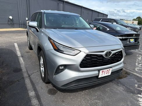 Used 2022 Toyota Highlander LE FWD image 3