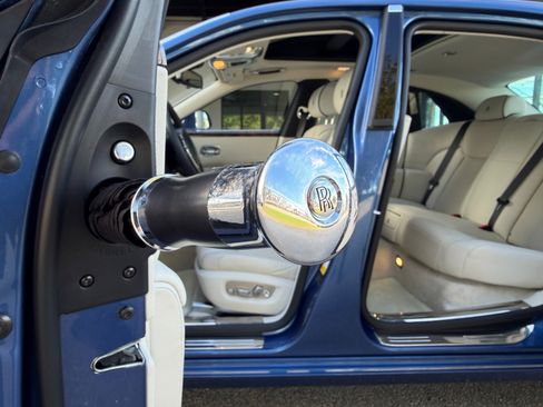 Used 2015 Rolls-Royce Ghost image 27