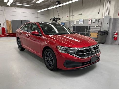 Used 2022 Volkswagen Jetta SE w/ Panoramic Sunroof Package FWD image 5