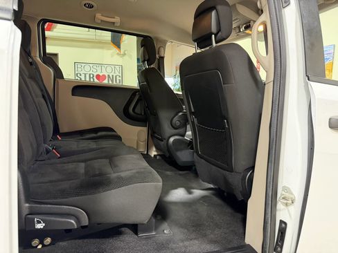 Used 2019 Dodge Grand Caravan SE FWD image 28