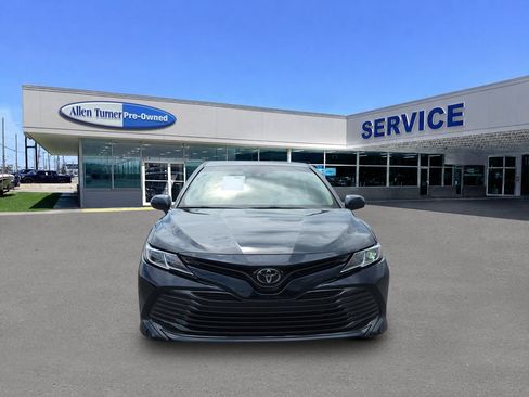 Used 2018 Toyota Camry LE FWD image 3