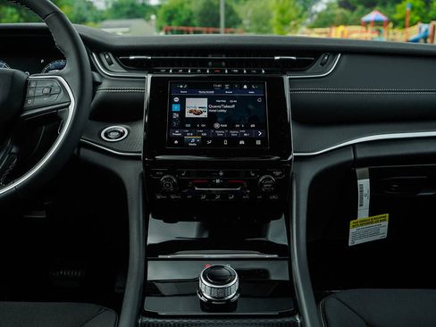 New 2025 Jeep Grand Cherokee Laredo X w/ Luxury Tech Group I image 17