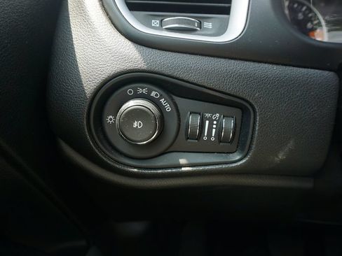 Used 2021 Jeep Renegade Latitude FWD image 5