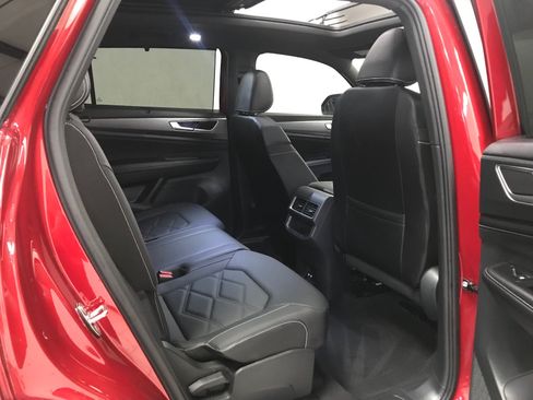Used 2025 Volkswagen Atlas Cross Sport SE w/ Panoramic Sunroof Package AWD/4WD image 15