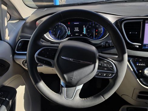 Used 2023 Chrysler Pacifica Touring-L FWD image 18