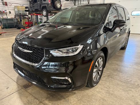 Used 2022 Chrysler Pacifica Touring-L image 31