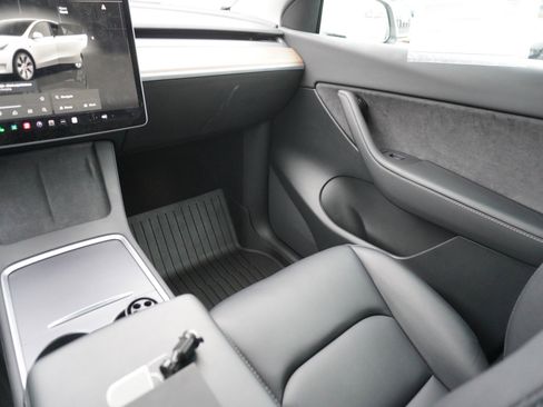 Used 2022 Tesla Model Y Performance image 17